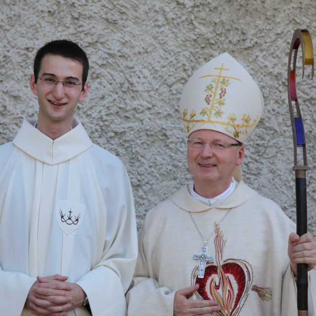 Frater Kilian Deppisch en Bisschop Benno Elbs