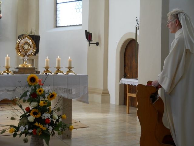zr. Ghislaine in de kerk van klooster Thalbach tijdens de eeuwige aanbidding