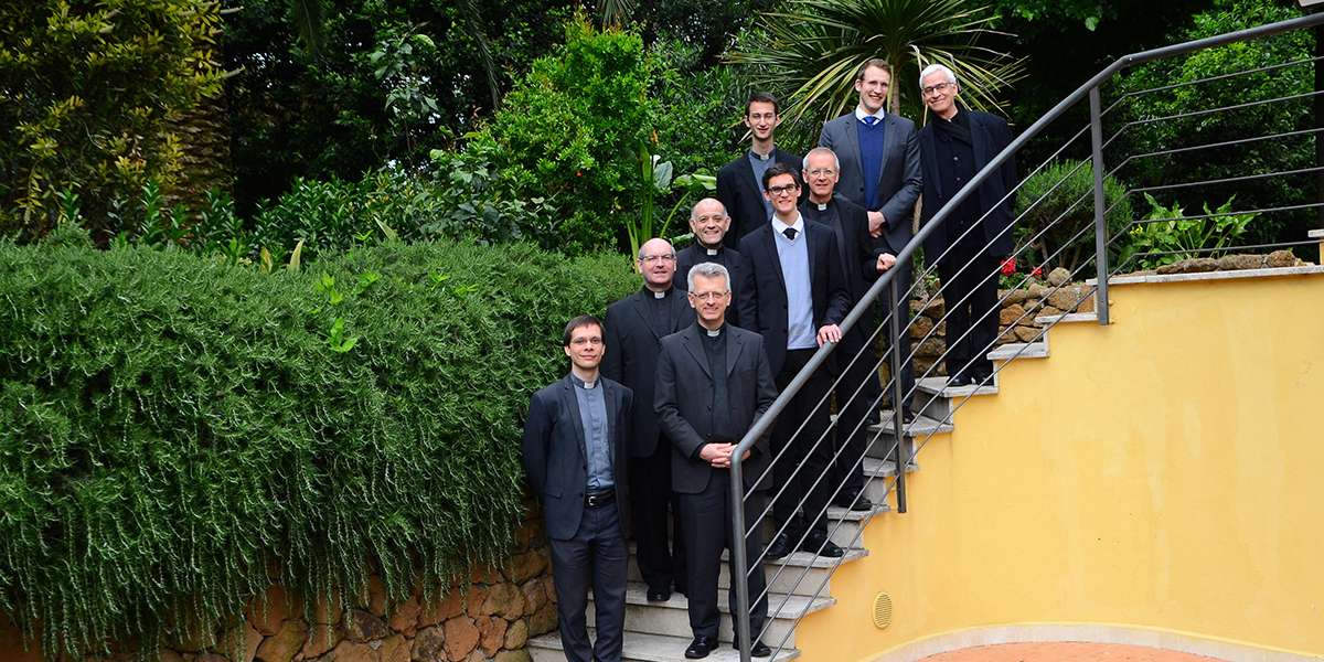 Diakon Márton Héray en de priestergemeenschap in Collegium Paulinum, Rome.