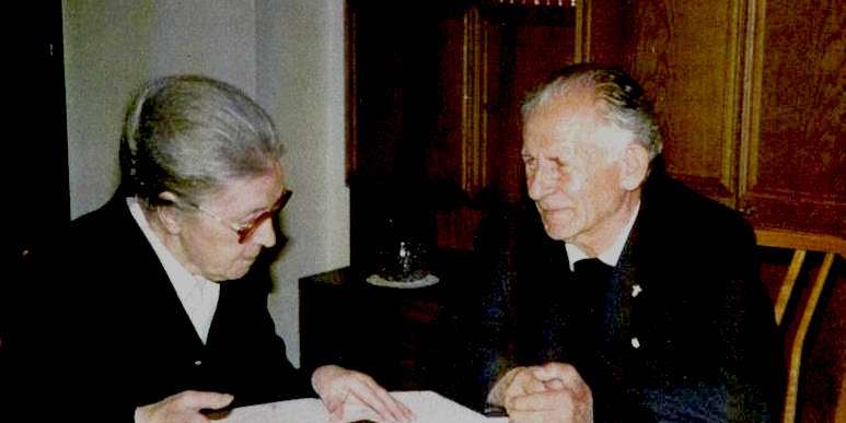 Moeder Julia Verhaeghe en priester István Regöczi.