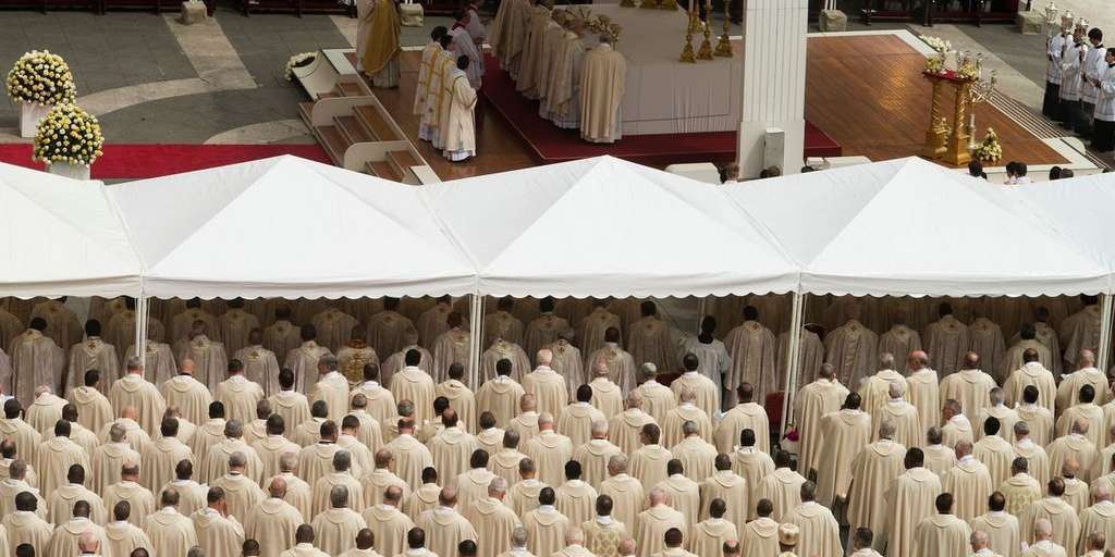 Concelebrerende priesters op het St. Pietersplein in Rome tijdens een heiligverklaring.